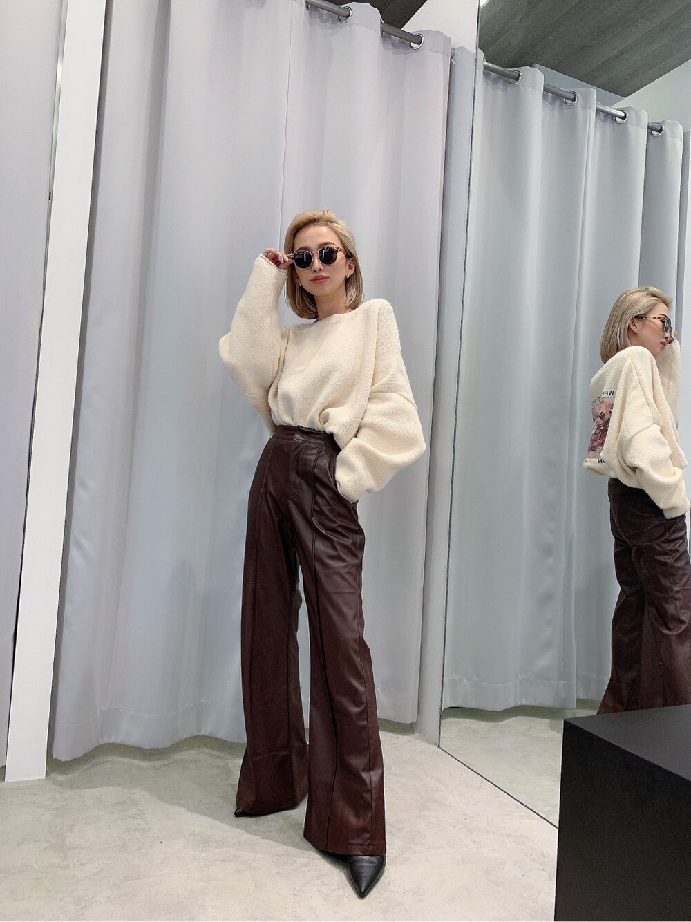 ブラウン系のその他パンツ、ブラック系のパンプス、ホワイト系のニット/セーターを着用したレディースの秋コーディネートの2枚目の写真