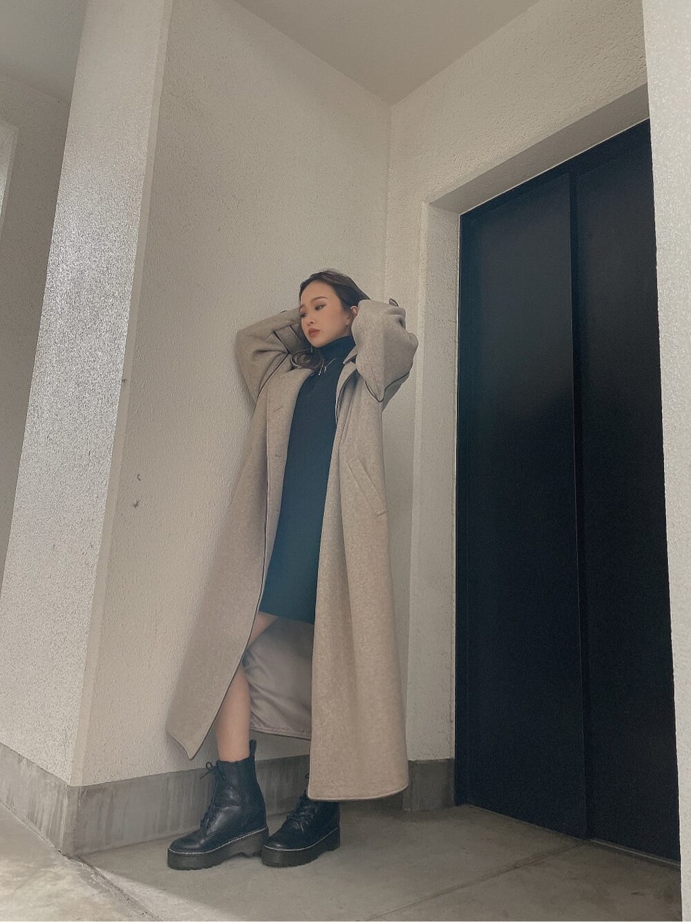 ベージュ系のその他アウター、ブラック系のワンピースを着用したレディースの秋コーディネートの3枚目の写真