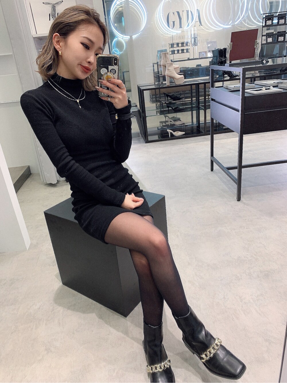 ブラック系のワンピースを着用したレディースの冬コーディネートの2枚目の写真