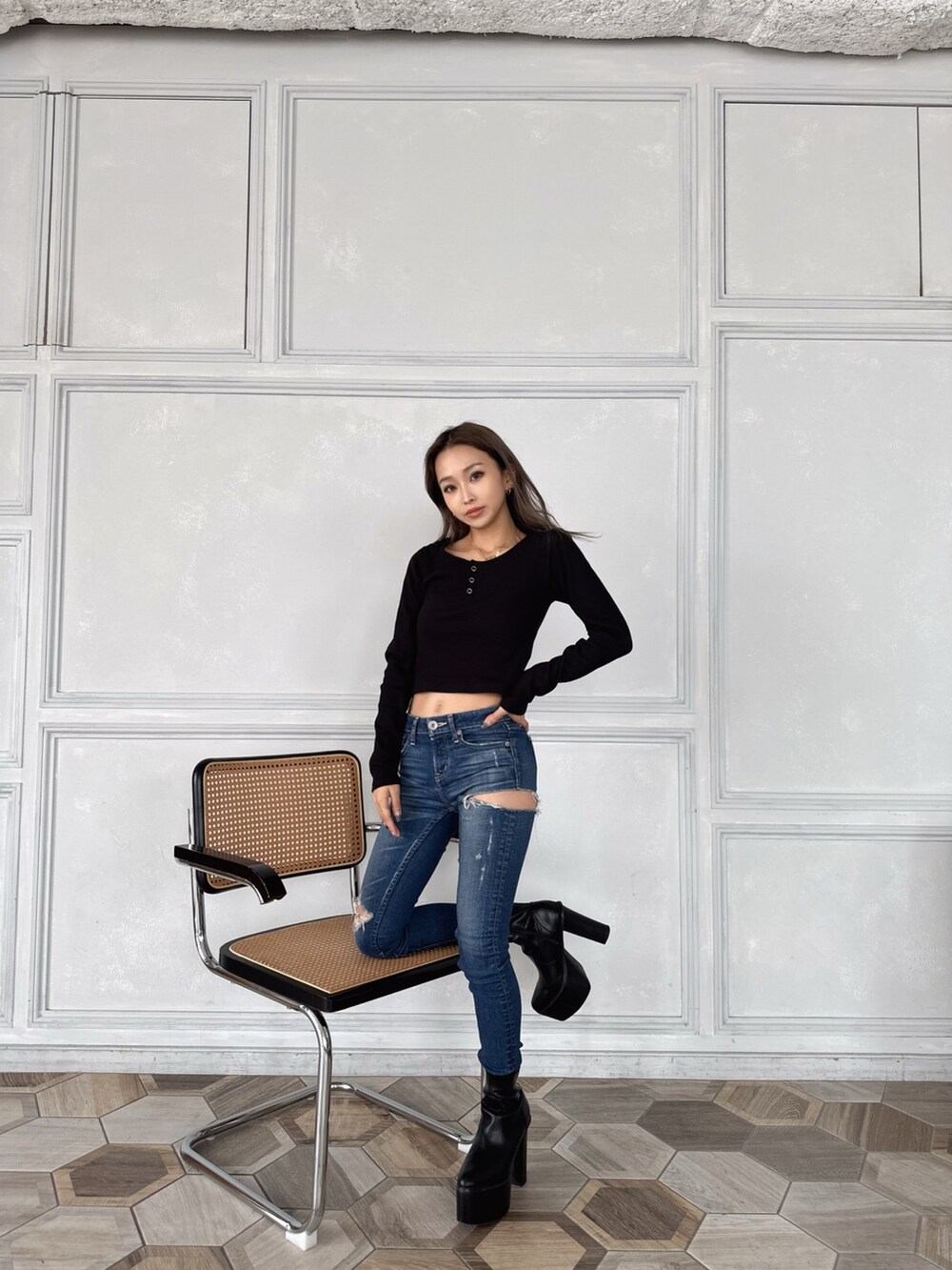 ブラック系のTシャツ/カットソー、ブルー系のデニムパンツを着用したレディースの秋コーディネートの3枚目の写真