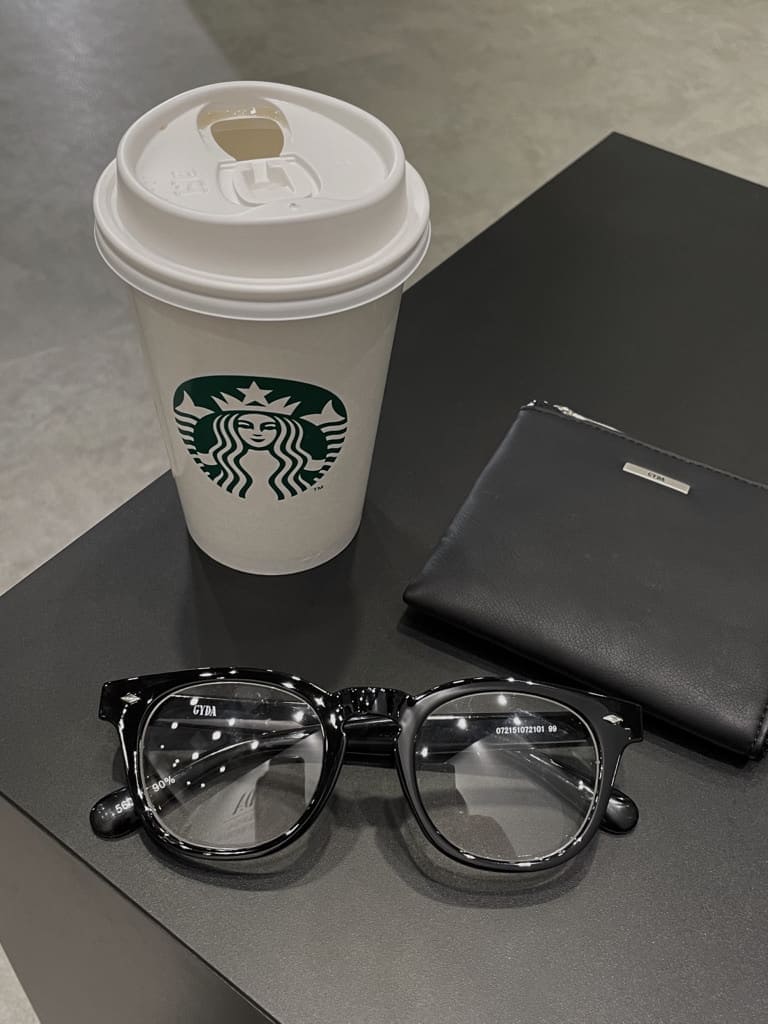 その他のサングラスを着用したレディースの秋コーディネートの2枚目の写真