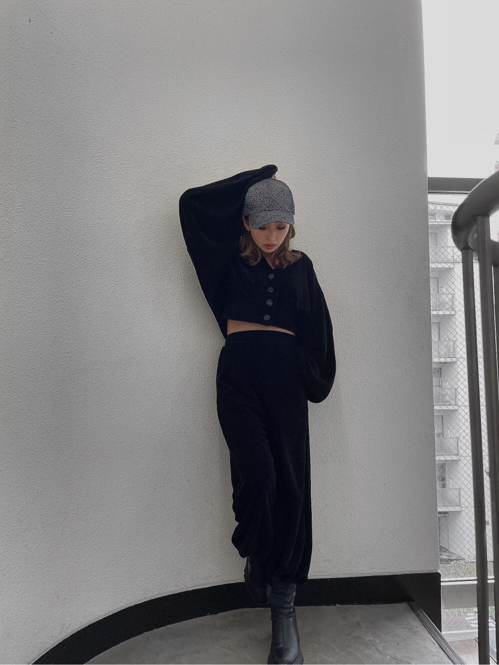 ブラック系のカーディガン/ボレロ、ブラック系のその他パンツ、ブラック系のブーツを着用したレディースの秋コーディネートの2枚目の写真