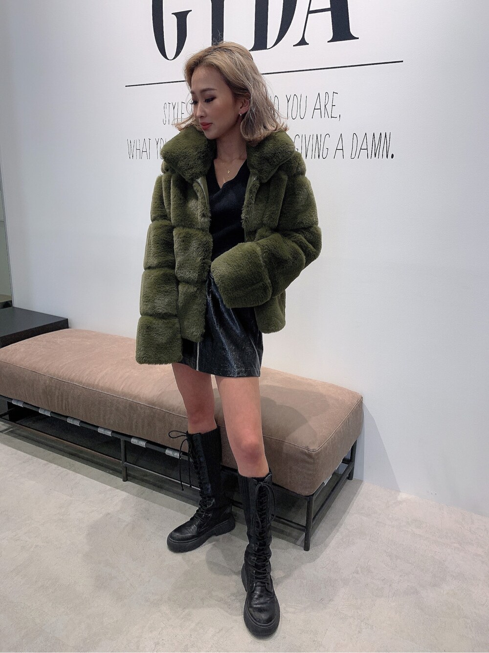 ブラック系のニット/セーター、ベージュ系のムートンコートを着用したレディースの冬コーディネートの4枚目の写真