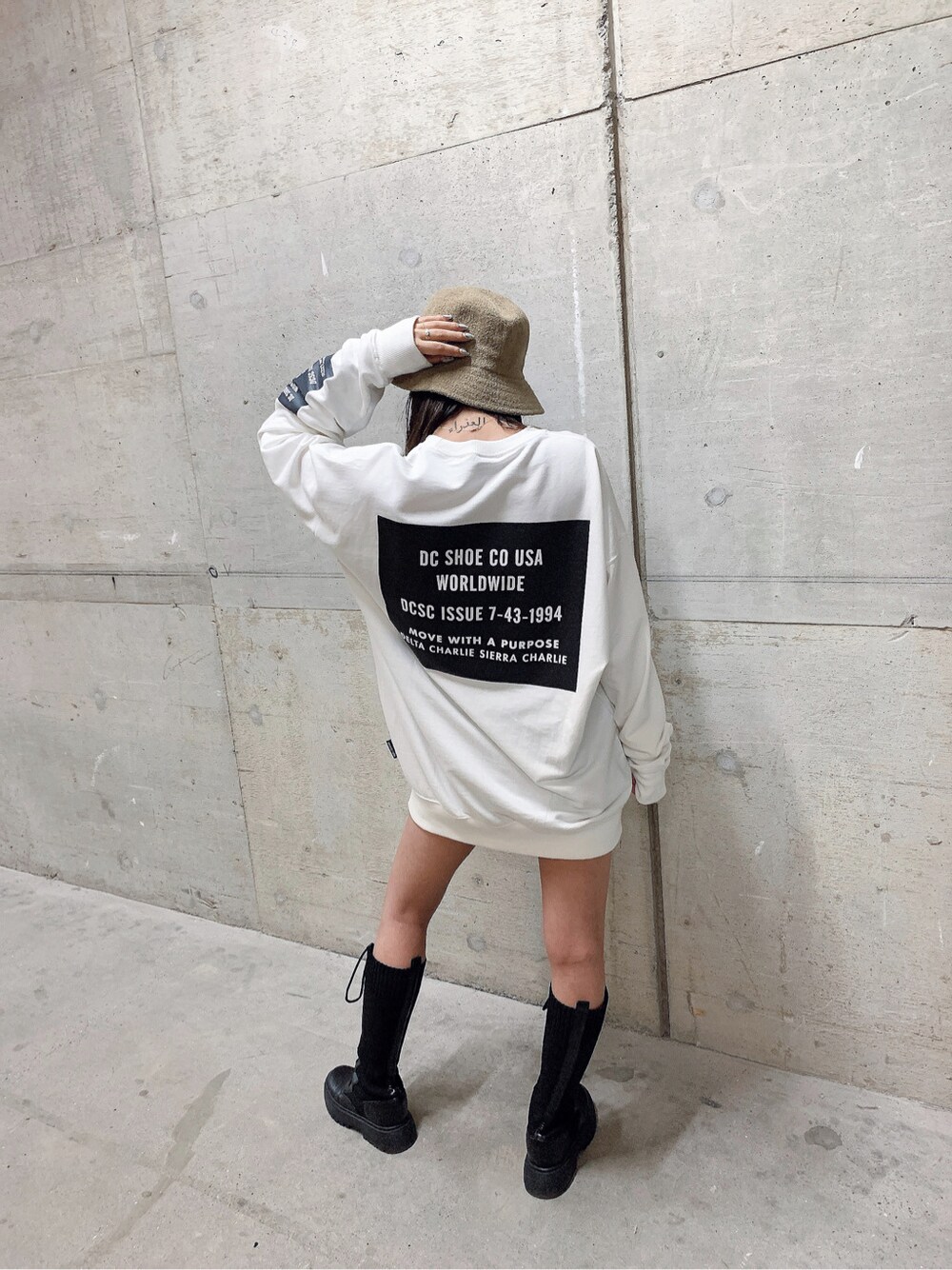 ブラック系のブーツ、ホワイト系のスウェットを着用したレディースの秋コーディネートの3枚目の写真