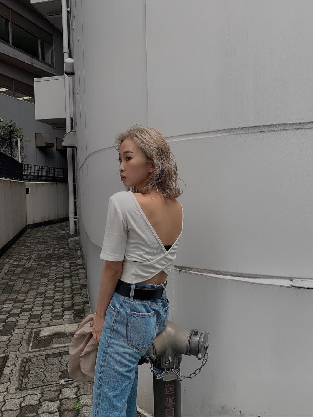 ブルー系のデニムパンツ、ホワイト系のTシャツ/カットソー、ベージュ系のシャツ/ブラウスを着用したレディースの夏コーディネートの3枚目の写真