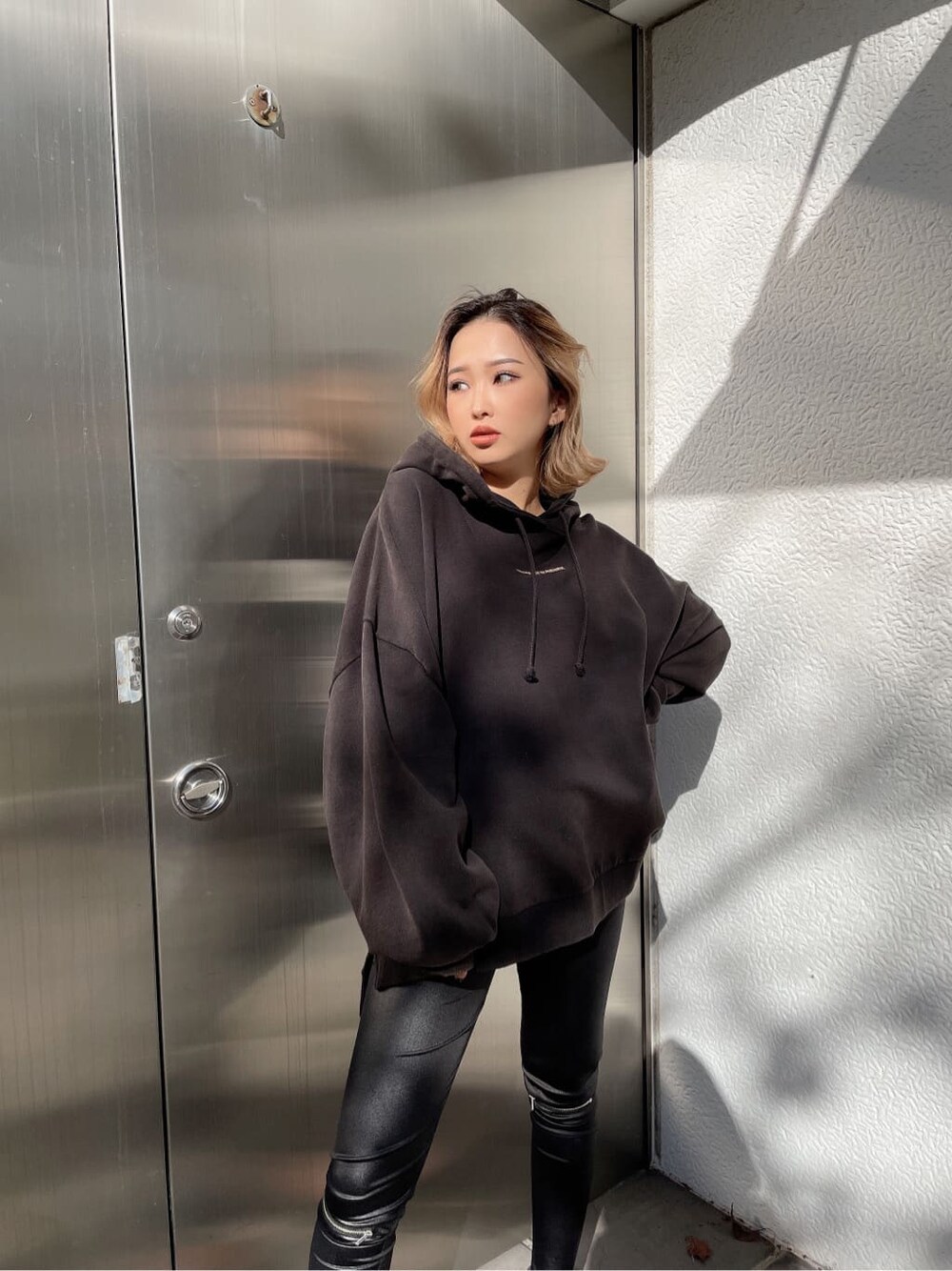 ブラック系のその他パンツ、グレー系のパーカーを着用したレディースの冬コーディネートの5枚目の写真