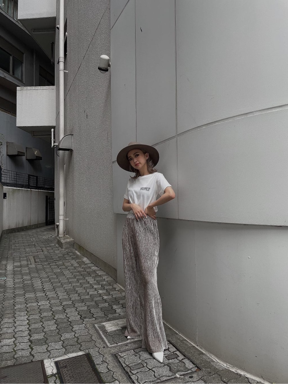 グレー系のその他パンツ、ホワイト系のTシャツ/カットソーを着用したレディースの夏コーディネートの2枚目の写真