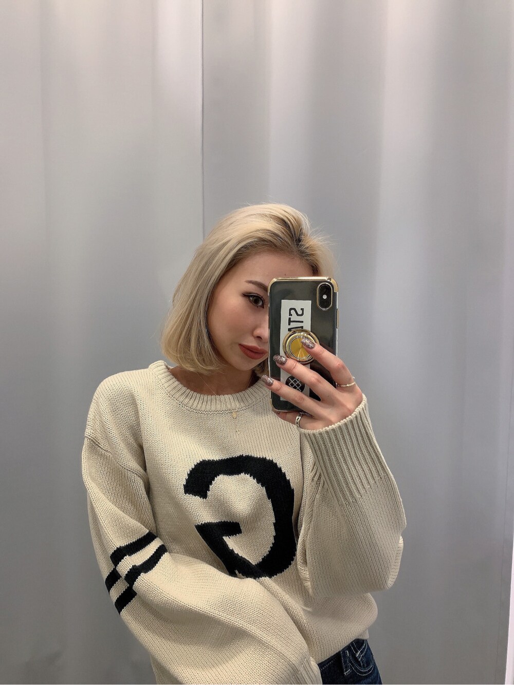 ベージュ系のニット/セーターを着用したレディースの秋コーディネートの2枚目の写真