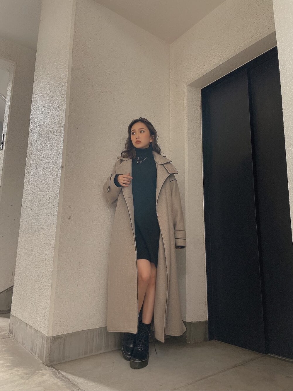 ベージュ系のその他アウター、ブラック系のワンピースを着用したレディースの秋コーディネートの2枚目の写真