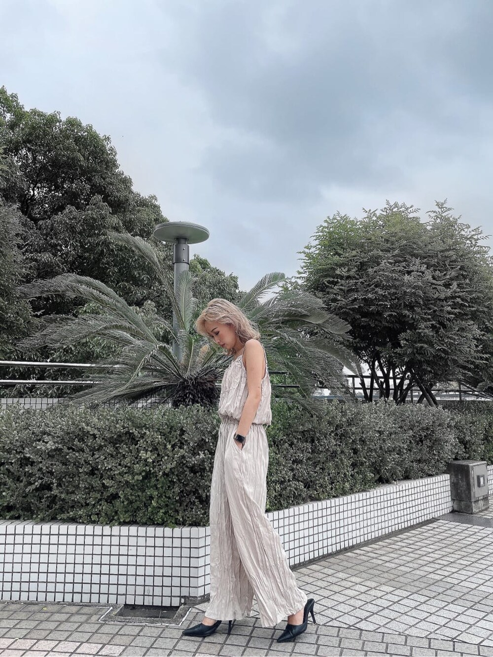 ホワイト系のつなぎ/オールインワンを着用したレディースの夏コーディネートの3枚目の写真