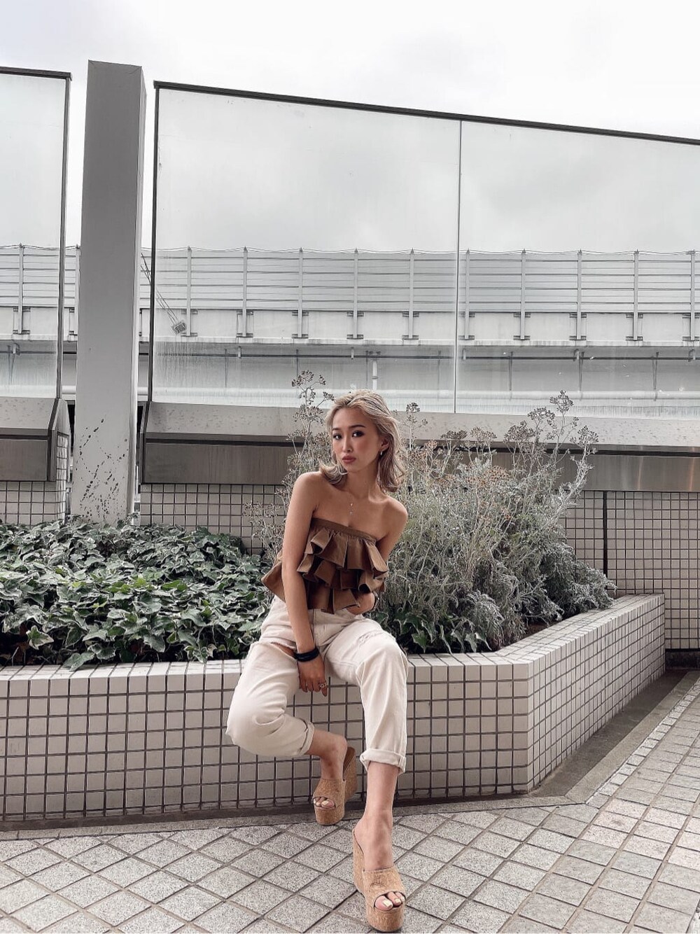 ホワイト系のチノパンツ、ベージュ系のシャツ/ブラウスを着用したレディースの夏コーディネートの2枚目の写真