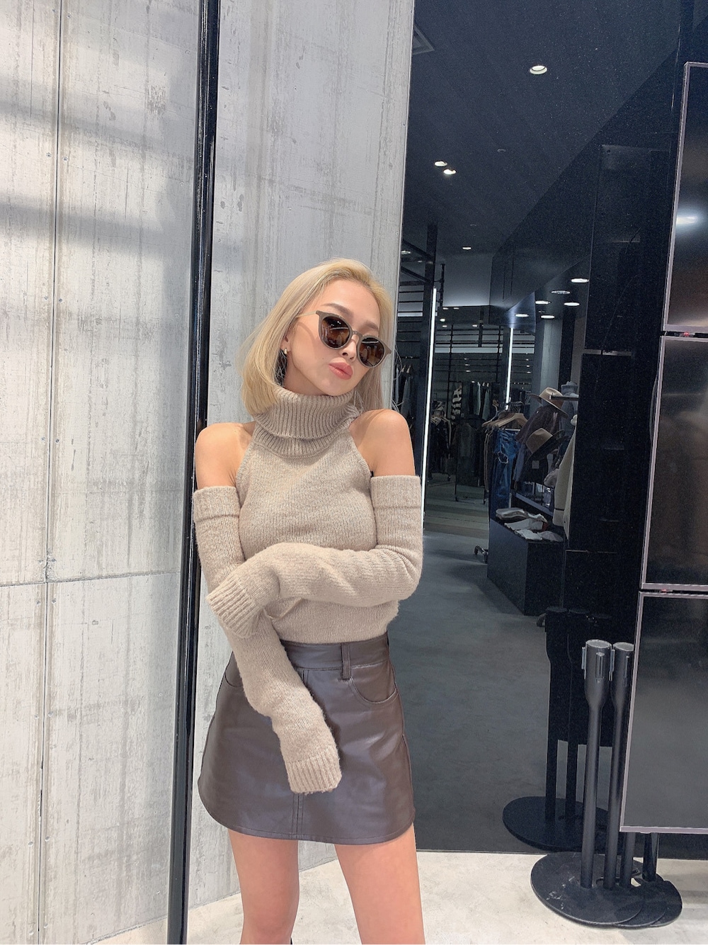 ブラウン系のスカート、ピンク系のニット/セーターを着用したレディースの秋コーディネートの4枚目の写真