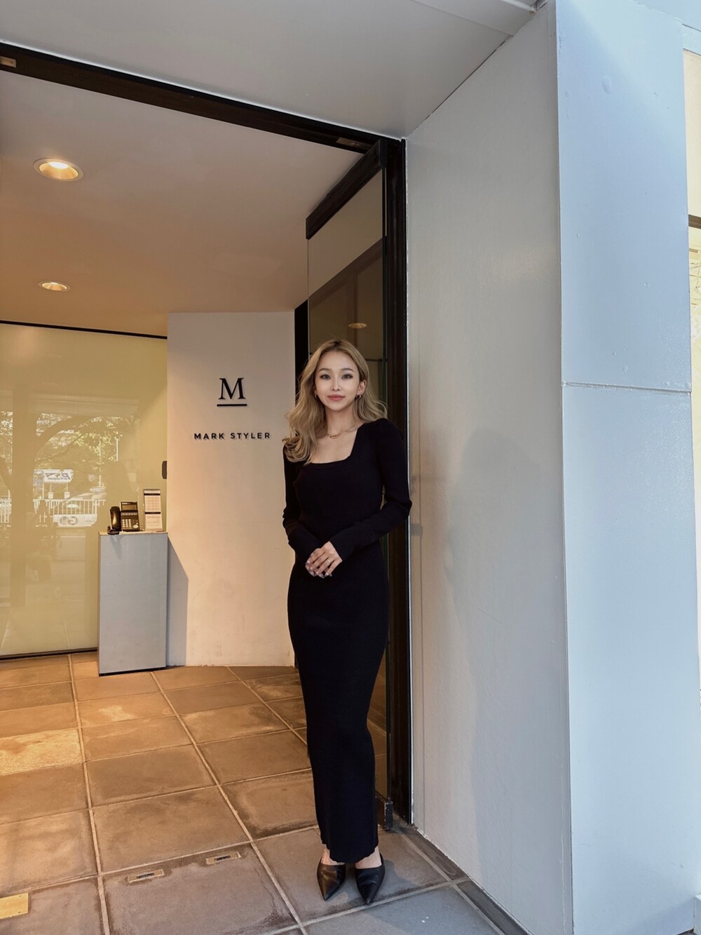 ブラック系のワンピースを着用したレディースの秋コーディネートの3枚目の写真