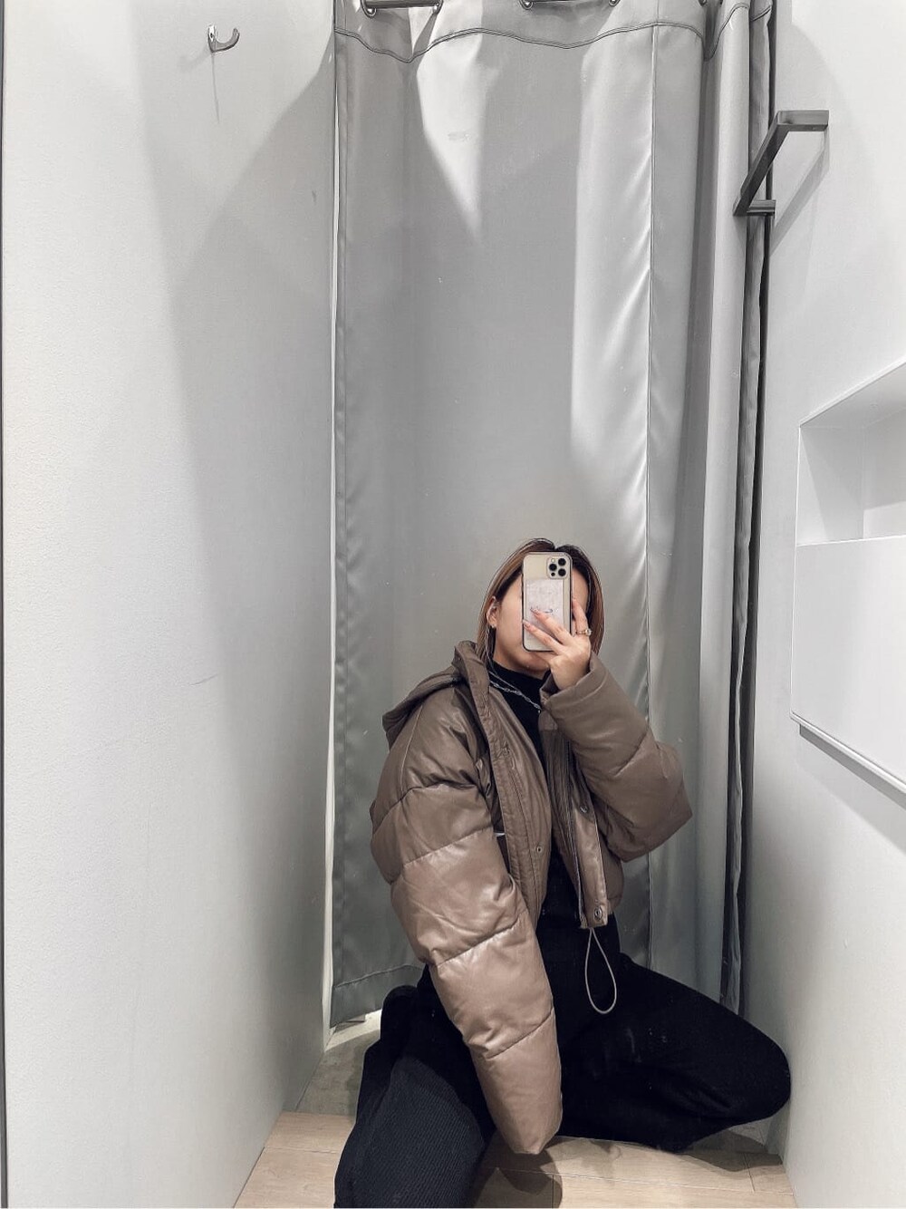 ベージュ系のダウンジャケット/コートを着用したレディースの秋コーディネートの2枚目の写真