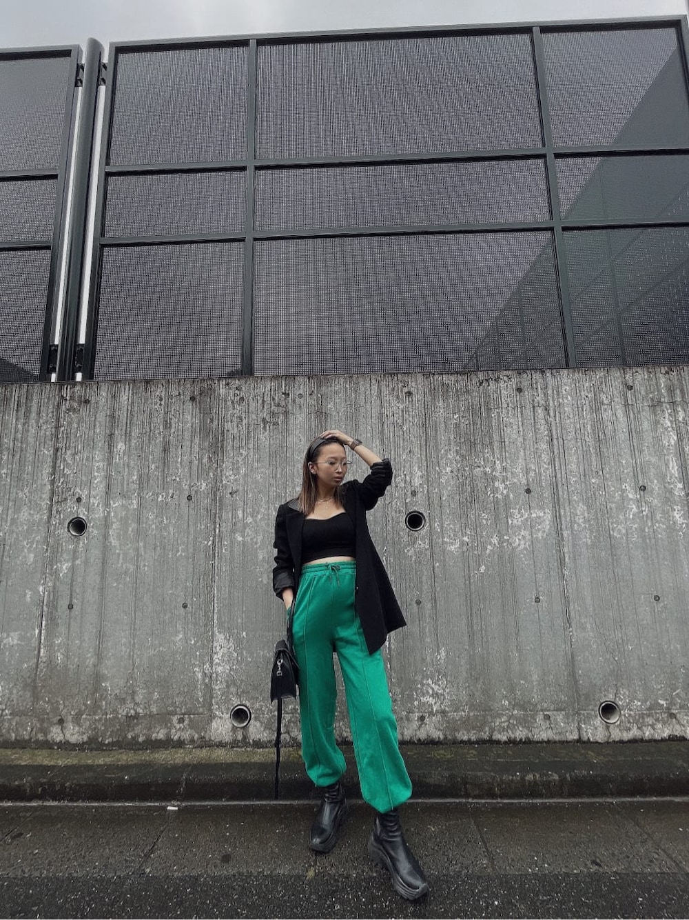 ブラック系のブーツ、ブラック系のテーラードジャケットを着用したレディースの秋コーディネートの2枚目の写真