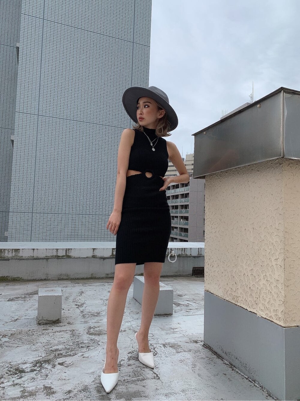 ブラック系のワンピースを着用したレディースの夏コーディネートの2枚目の写真