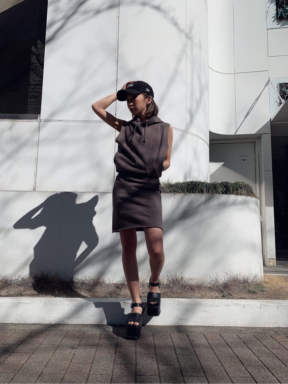 グレー系のスカート、グレー系のTシャツ/カットソーを着用したレディースの夏コーディネートの2枚目の写真