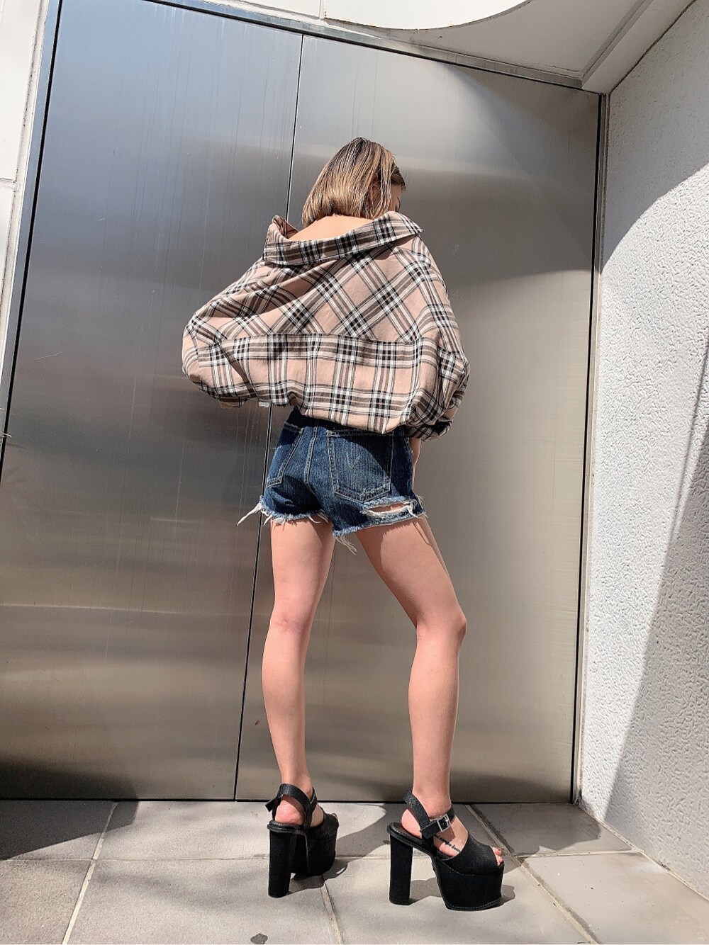 ベージュ系のシャツ/ブラウス、ブルー系のデニムパンツ、ブラック系のサンダルを着用したレディースの春コーディネートの3枚目の写真