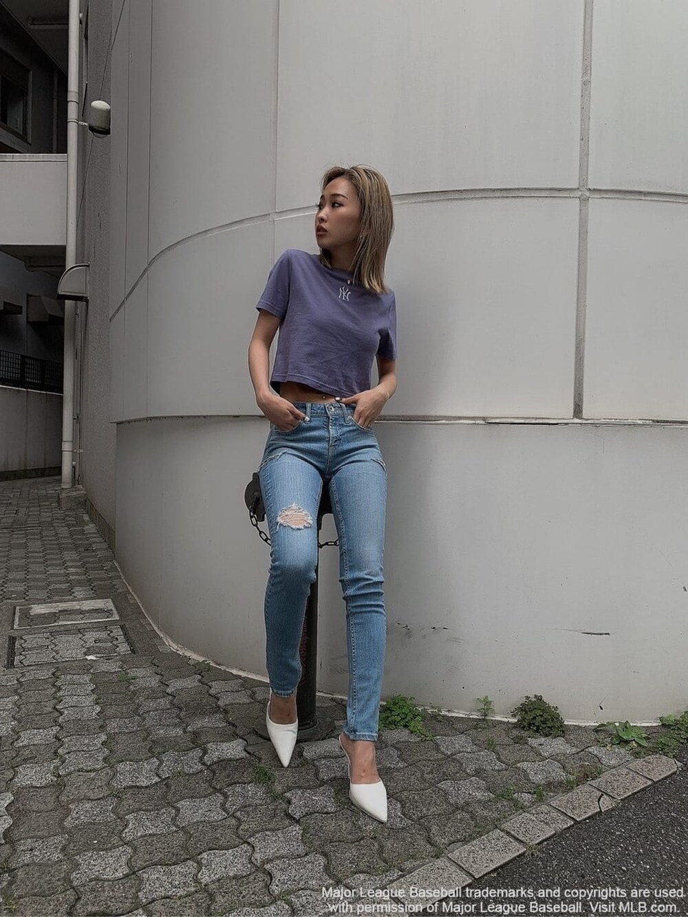 ブルー系のデニムパンツ、パープル系のTシャツ/カットソーを着用したレディースの夏コーディネートの4枚目の写真