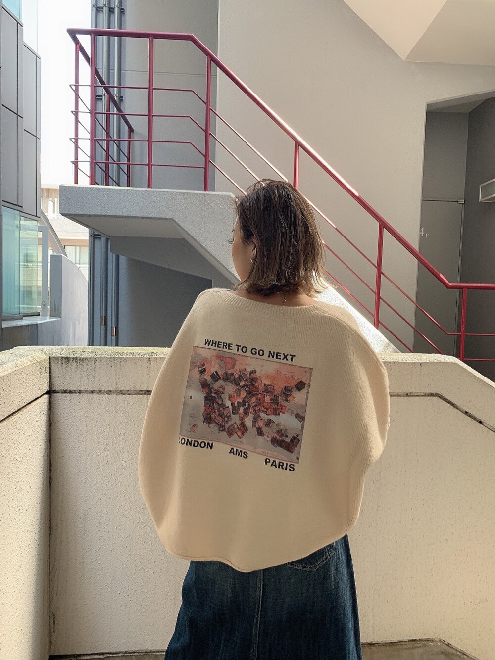 ホワイト系のパンプス、ホワイト系のニット/セーターを着用したレディースの春コーディネートの4枚目の写真