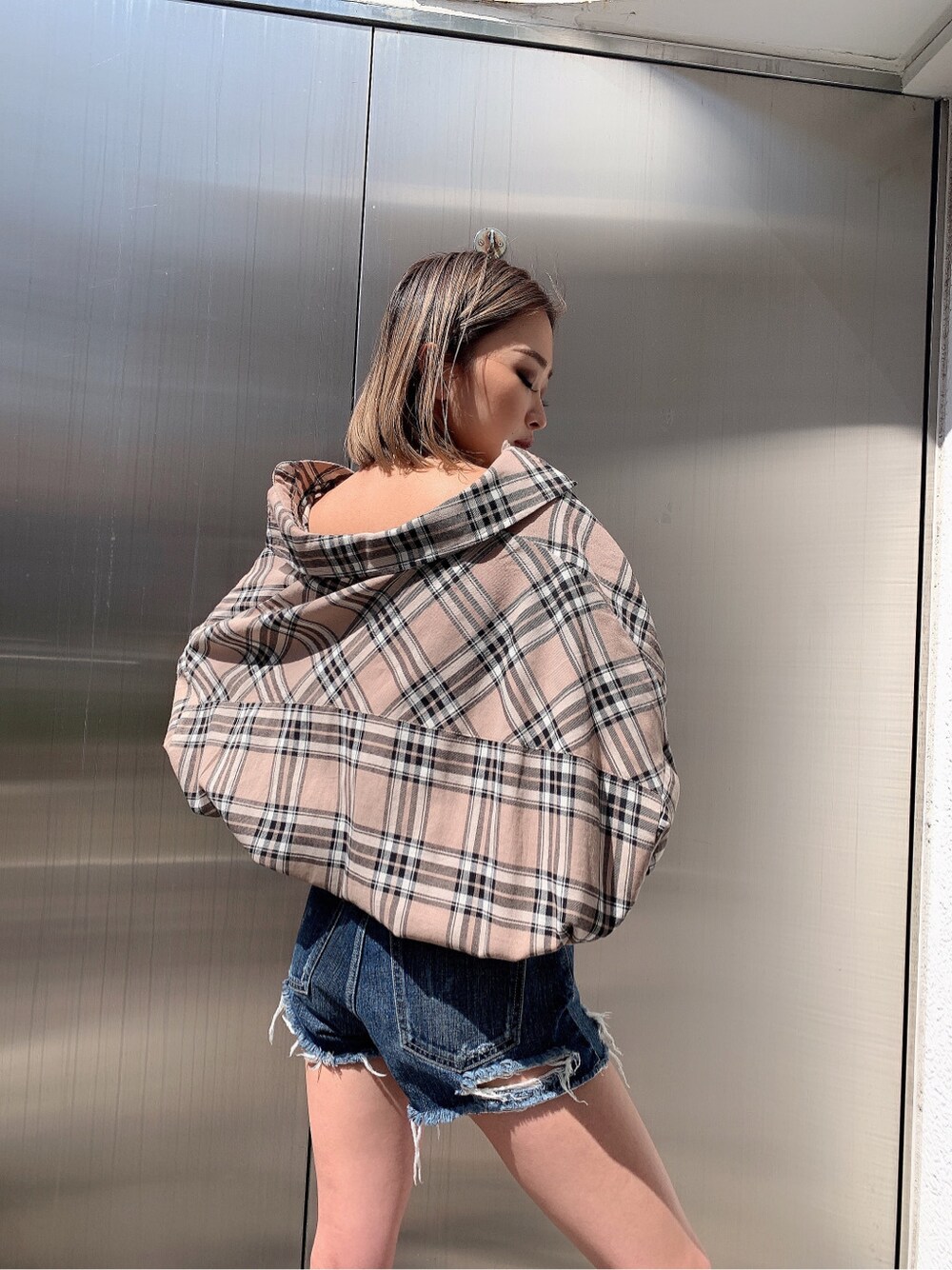 ベージュ系のシャツ/ブラウス、ブルー系のデニムパンツ、ブラック系のサンダルを着用したレディースの春コーディネートの4枚目の写真