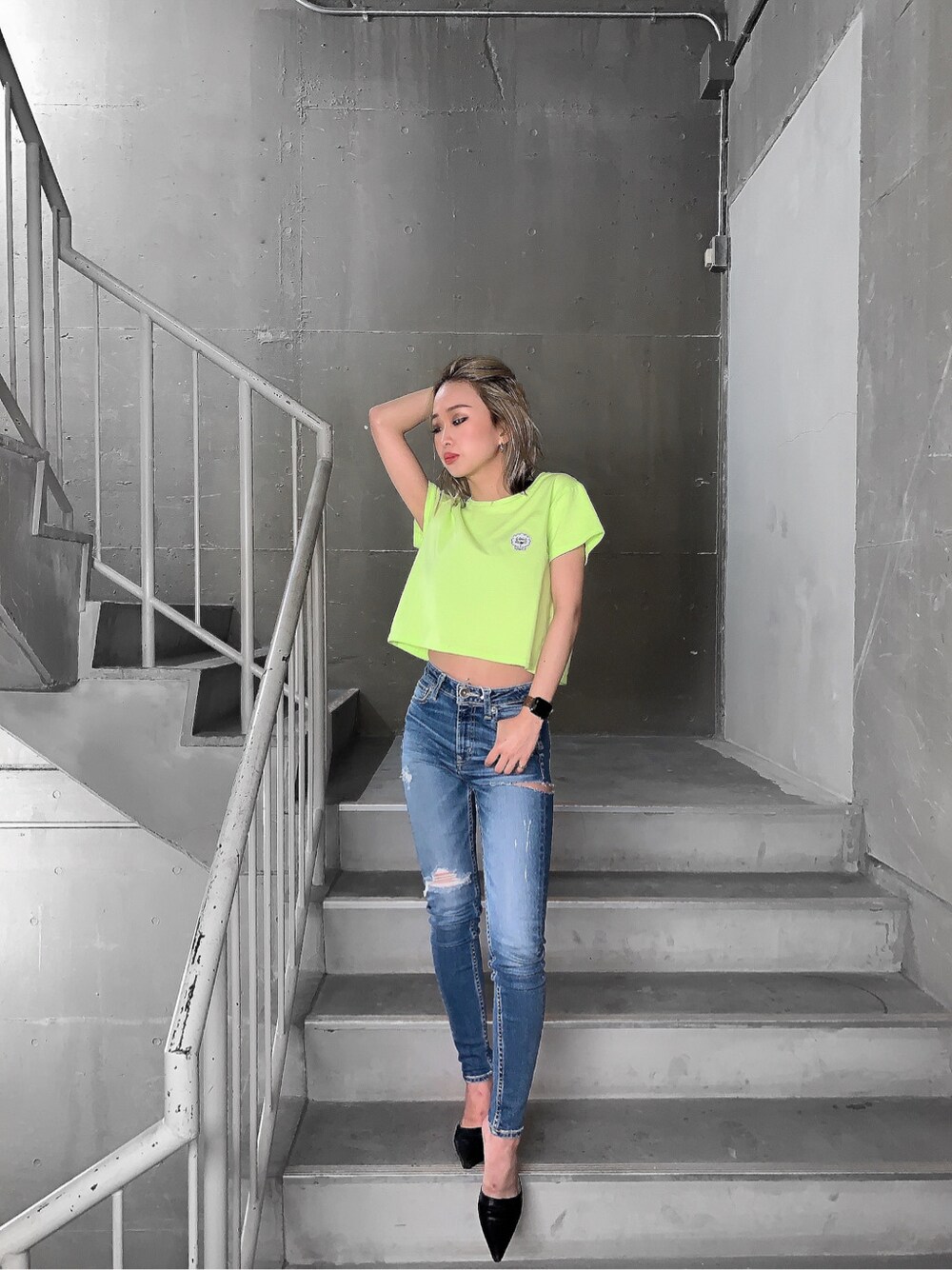 ブルー系のデニムパンツ、グリーン系のTシャツ/カットソーを着用したレディースの春コーディネートの2枚目の写真