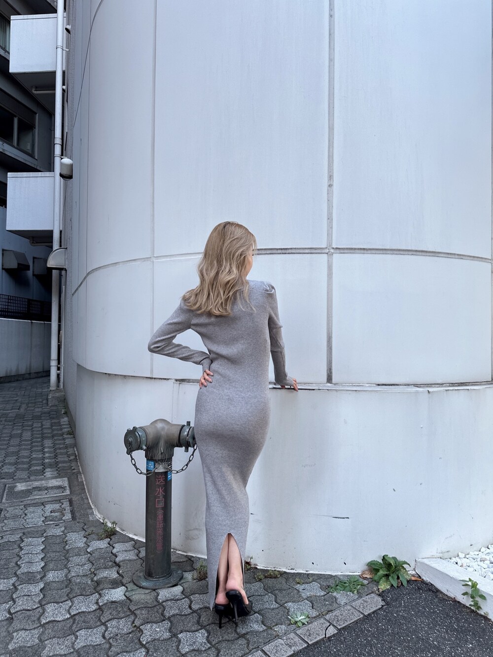 グレー系のワンピースを着用したレディースの秋コーディネートの3枚目の写真