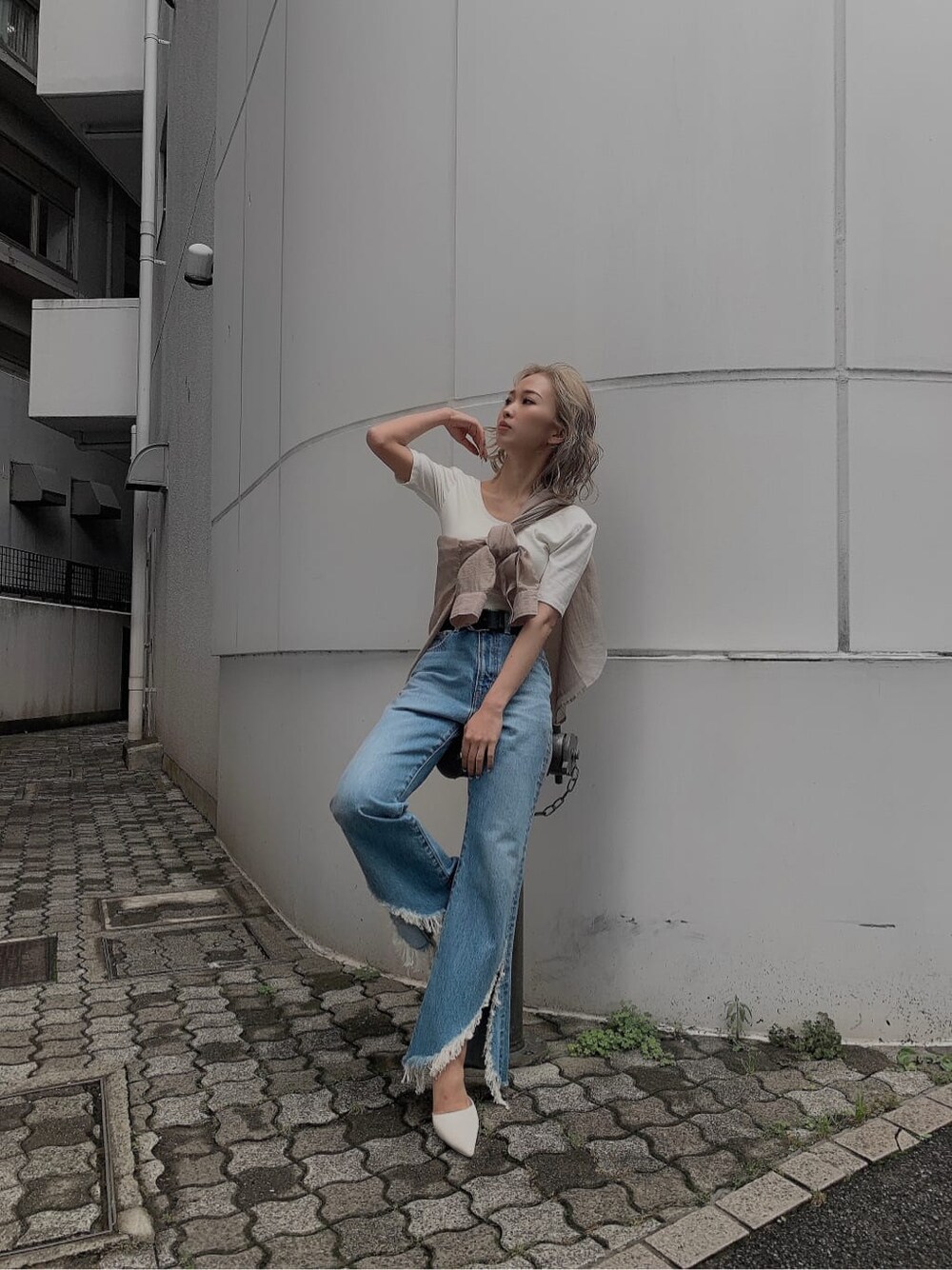 ブルー系のデニムパンツ、ホワイト系のTシャツ/カットソー、ベージュ系のシャツ/ブラウスを着用したレディースの夏コーディネートの4枚目の写真