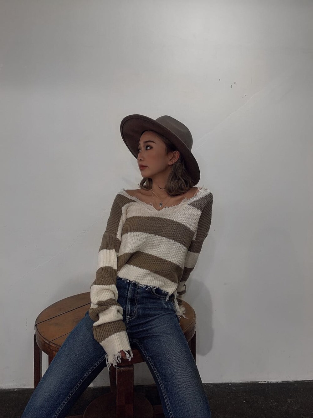 ベージュ系のニット/セーターを着用したレディースの秋コーディネートの2枚目の写真