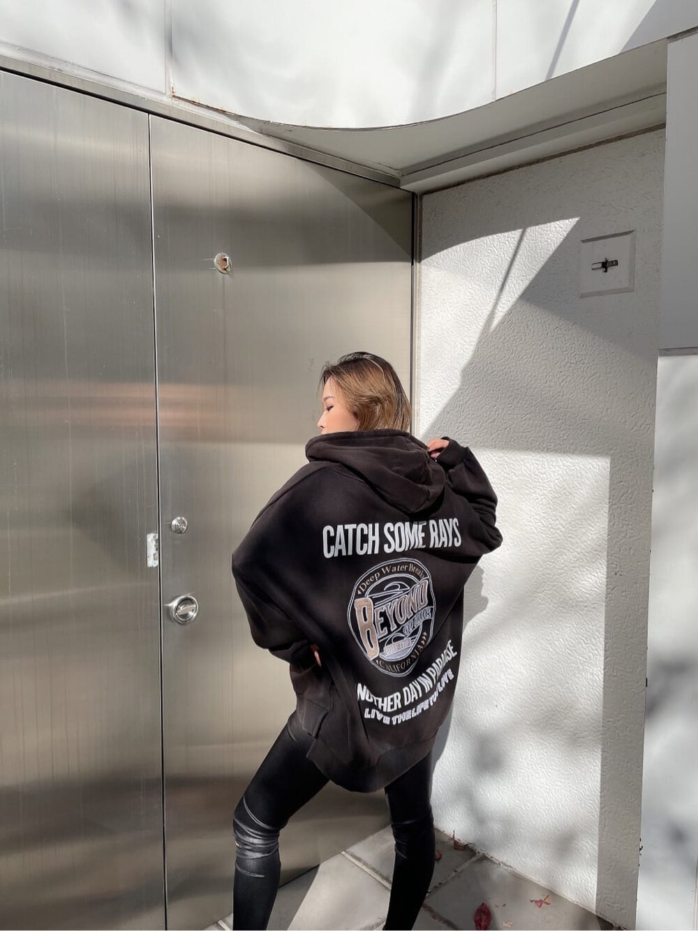 ブラック系のその他パンツ、グレー系のパーカーを着用したレディースの冬コーディネートの7枚目の写真