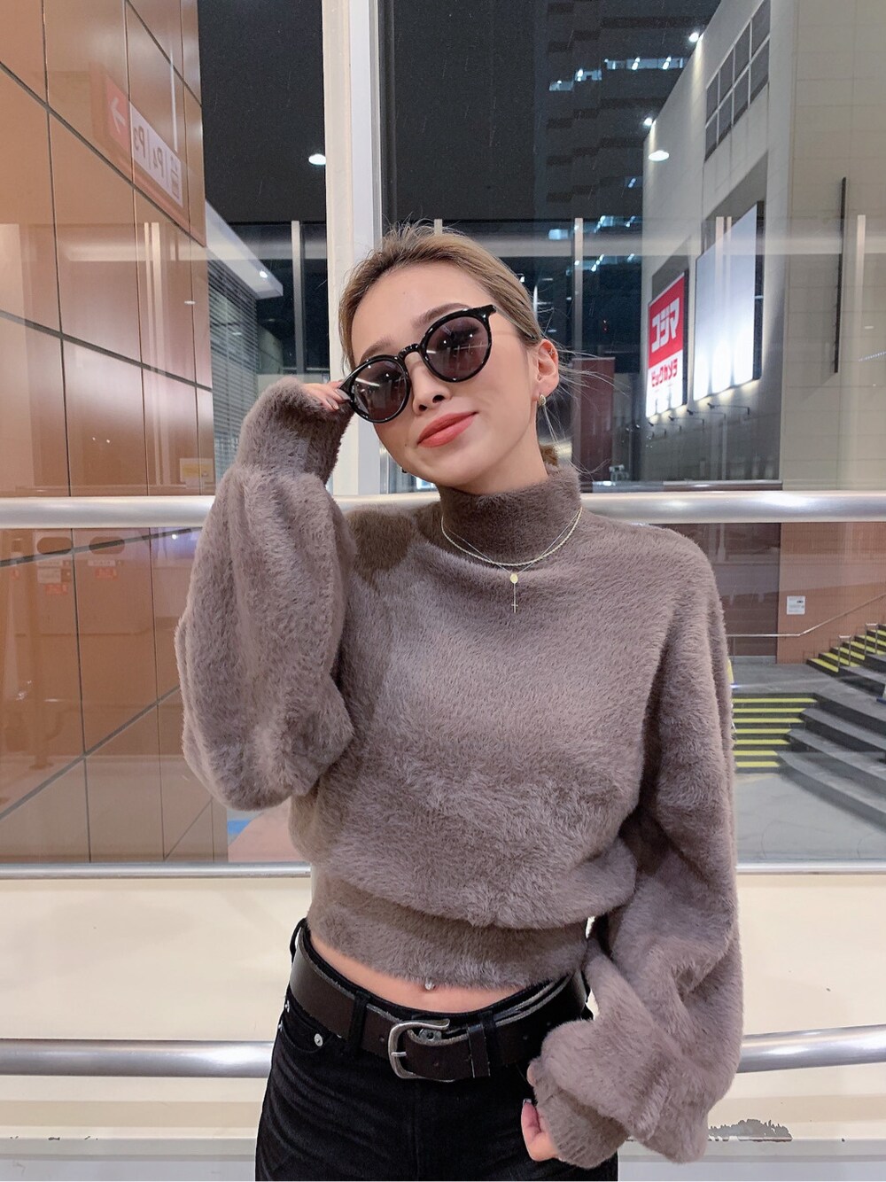 ベージュ系のニット/セーターを着用したレディースの冬コーディネートの3枚目の写真