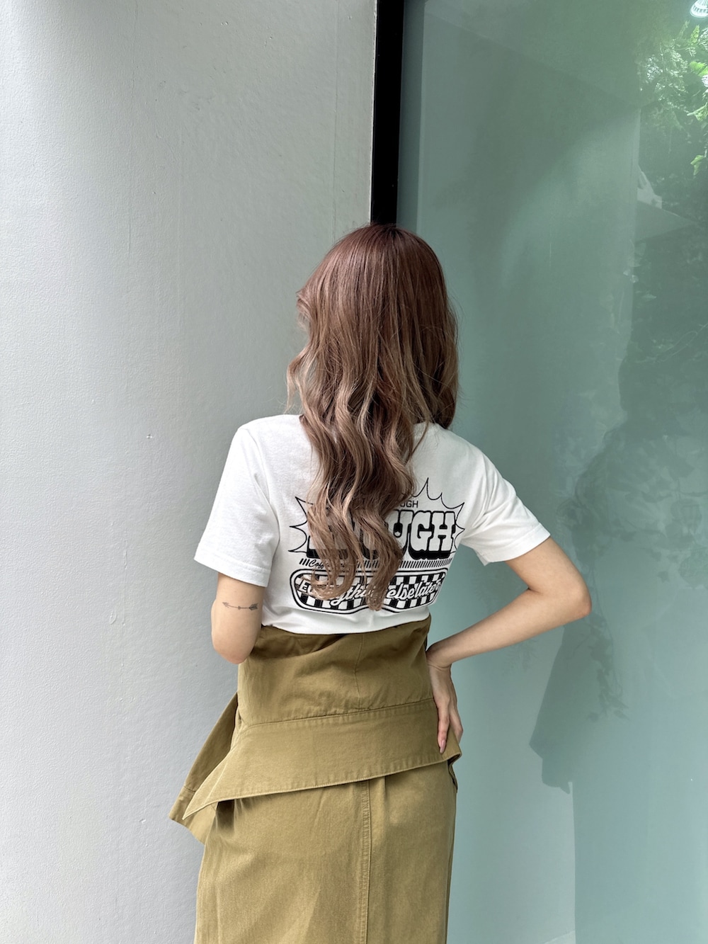 ホワイト系のTシャツ/カットソー、グリーン系のスカート、ベージュ系のサンダルを着用したレディースの春コーディネートの3枚目の写真