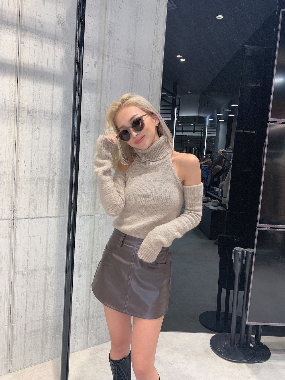 ブラウン系のスカート、ピンク系のニット/セーターを着用したレディースの秋コーディネートの3枚目の写真