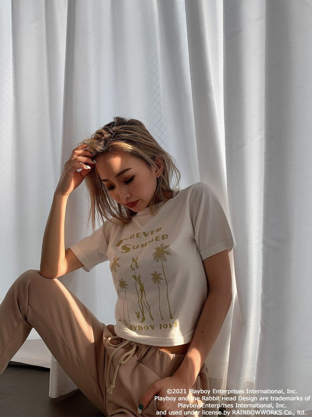 ホワイト系のTシャツ/カットソーを着用したレディースの夏コーディネートの3枚目の写真