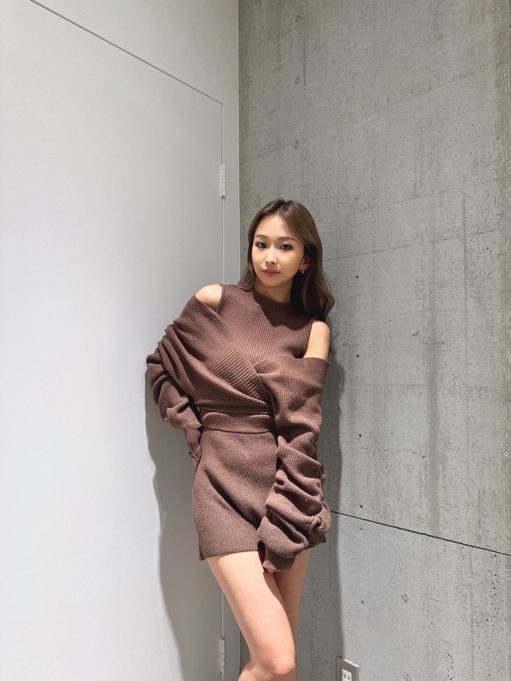 ブラウン系のつなぎ/オールインワン、ホワイト系のムートンコート、ホワイト系のブーツを着用したレディースの秋コーディネートの5枚目の写真