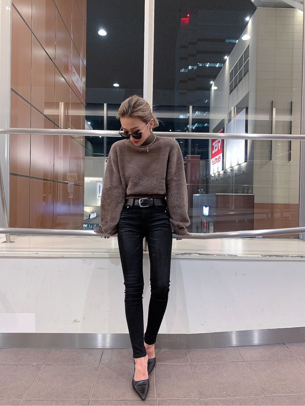 ブラック系のパンプス、ベージュ系のニット/セーター、ブラック系のベルトを着用したレディースの冬コーディネートの3枚目の写真