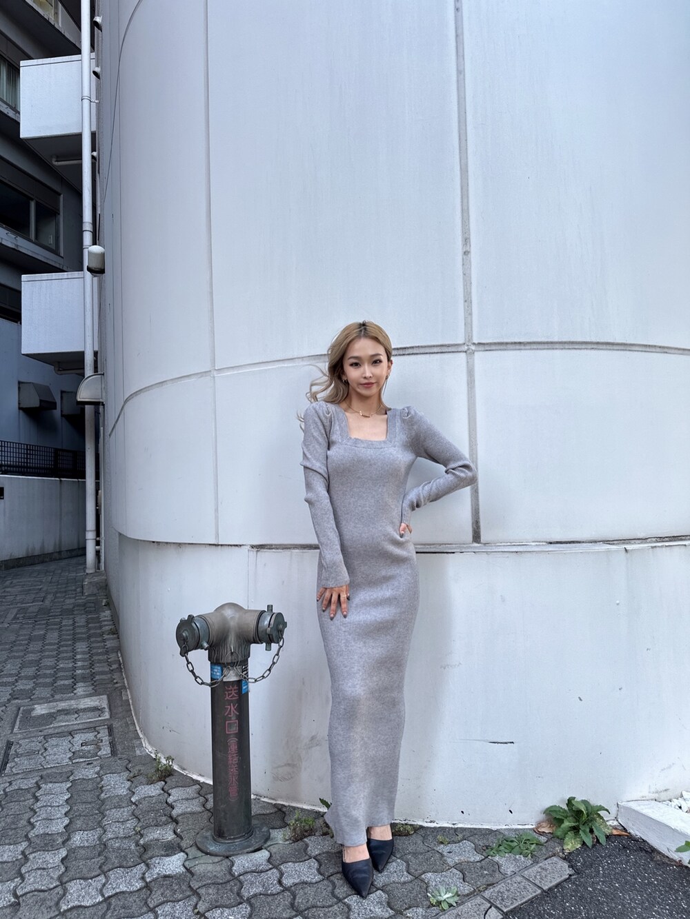グレー系のワンピースを着用したレディースの秋コーディネートの2枚目の写真