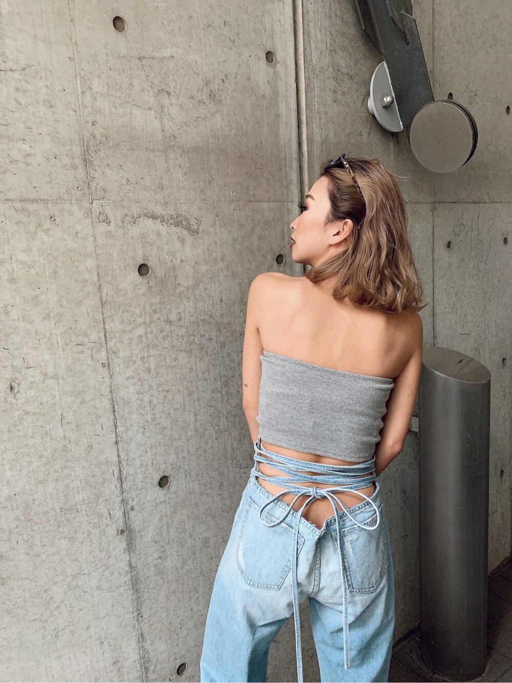 ホワイト系のパンプス、ブルー系のデニムパンツを着用したレディースの冬コーディネートの5枚目の写真