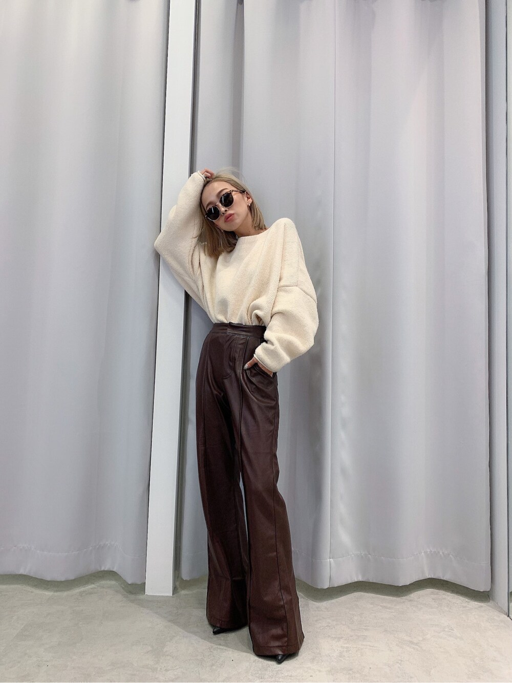 ブラウン系のその他パンツ、ブラック系のパンプス、ホワイト系のニット/セーターを着用したレディースの秋コーディネートの3枚目の写真