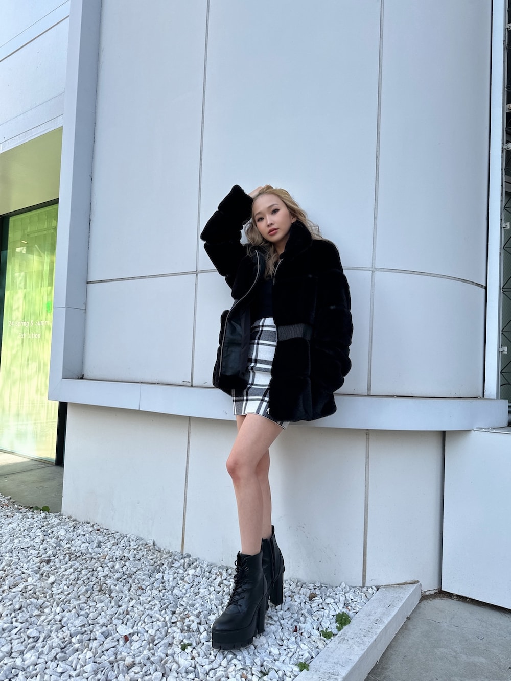 ブラック系のワンピース、ブラック系のその他アウター、ブラック系のブーツを着用したレディースの冬コーディネートの3枚目の写真