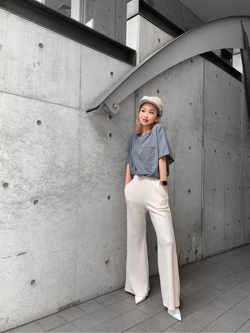 ホワイト系のその他パンツ、グリーン系のTシャツ/カットソーを着用したレディースの夏コーディネートの2枚目の写真