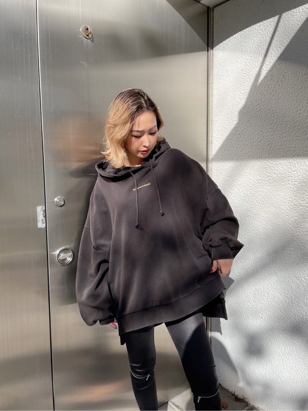 ブラック系のその他パンツ、グレー系のパーカーを着用したレディースの冬コーディネートの4枚目の写真