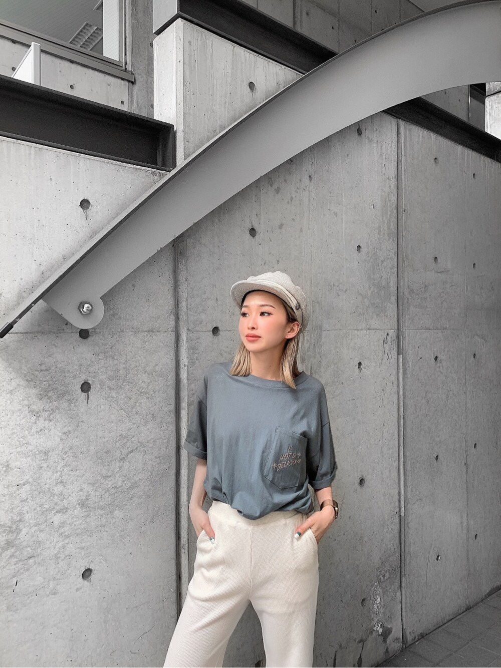 ホワイト系のその他パンツ、グリーン系のTシャツ/カットソーを着用したレディースの夏コーディネートの4枚目の写真