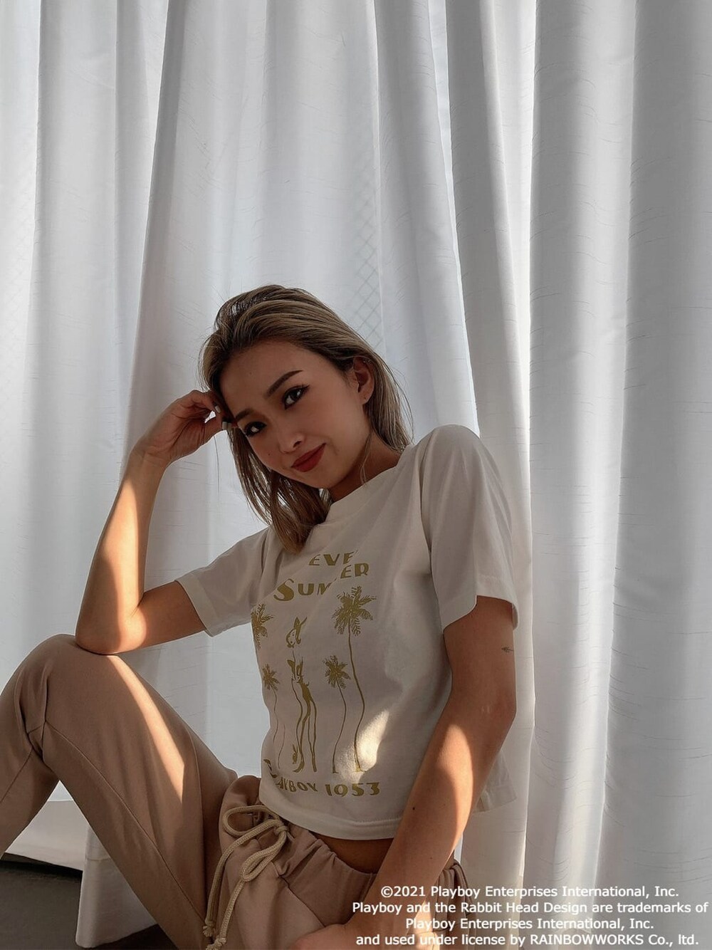 ホワイト系のTシャツ/カットソーを着用したレディースの夏コーディネートの2枚目の写真