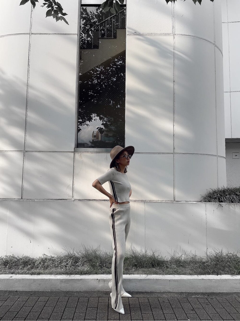 ホワイト系のその他パンツ、ホワイト系のTシャツ/カットソーを着用したレディースの夏コーディネートの2枚目の写真