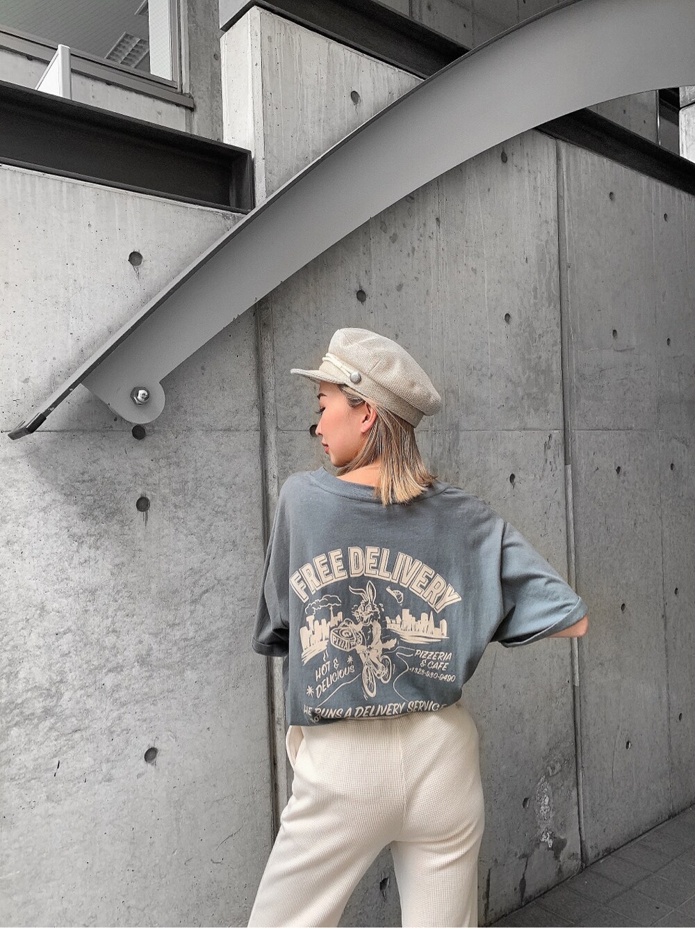 ホワイト系のその他パンツ、グリーン系のTシャツ/カットソーを着用したレディースの夏コーディネートの3枚目の写真