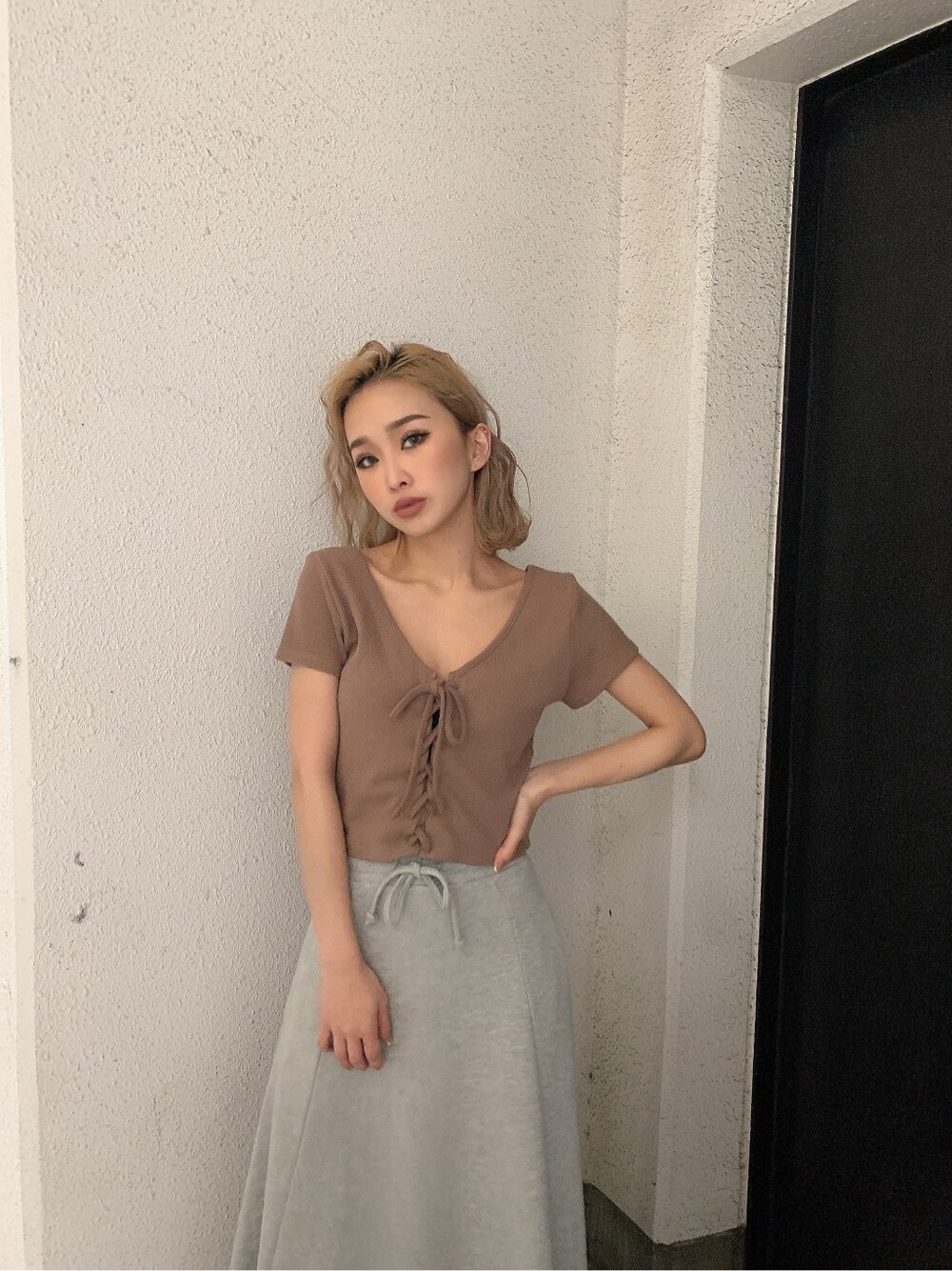 グレー系のスカート、ベージュ系のTシャツ/カットソーを着用したレディースの春コーディネートの4枚目の写真