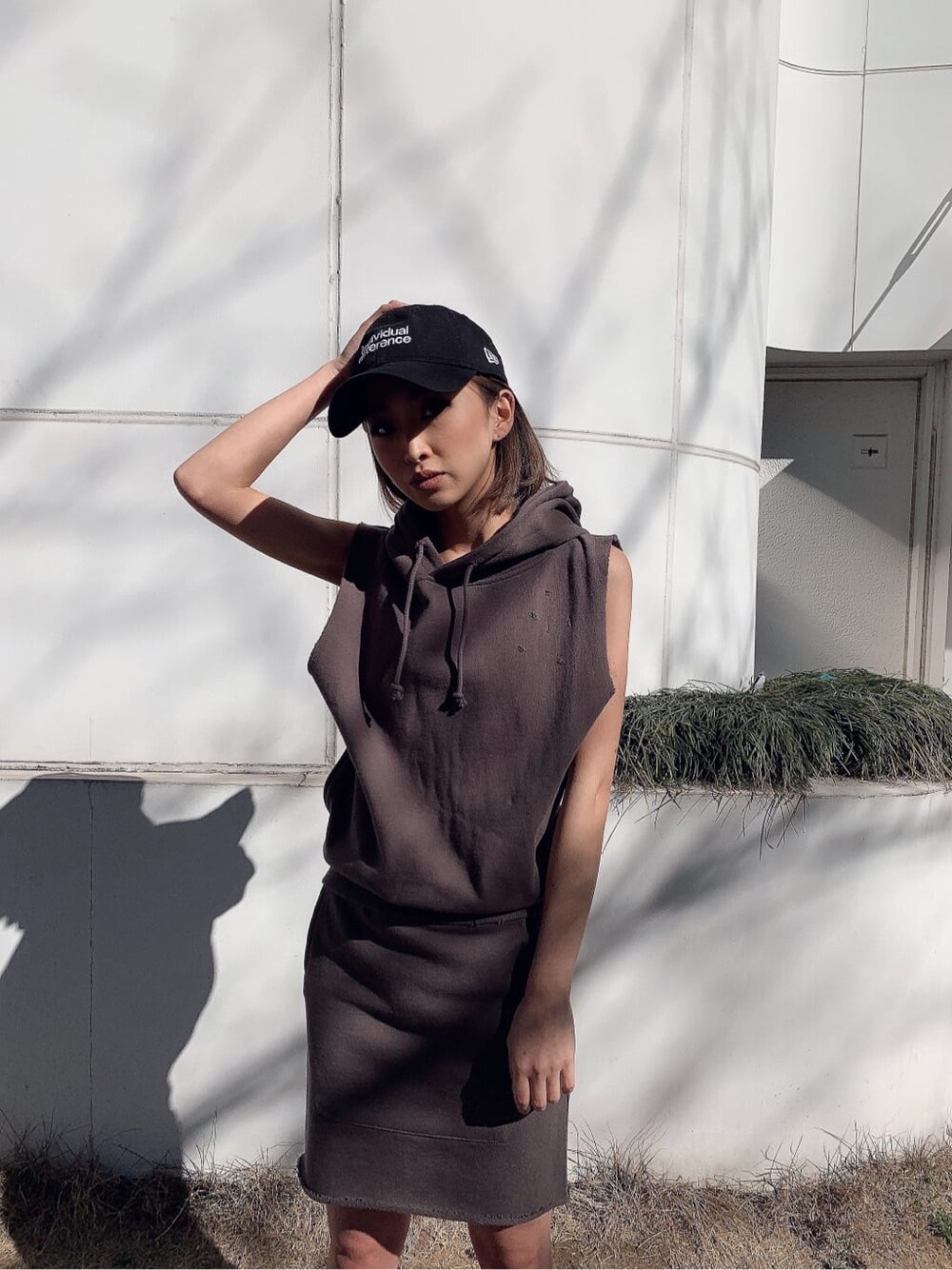 グレー系のスカート、グレー系のTシャツ/カットソーを着用したレディースの夏コーディネートの3枚目の写真