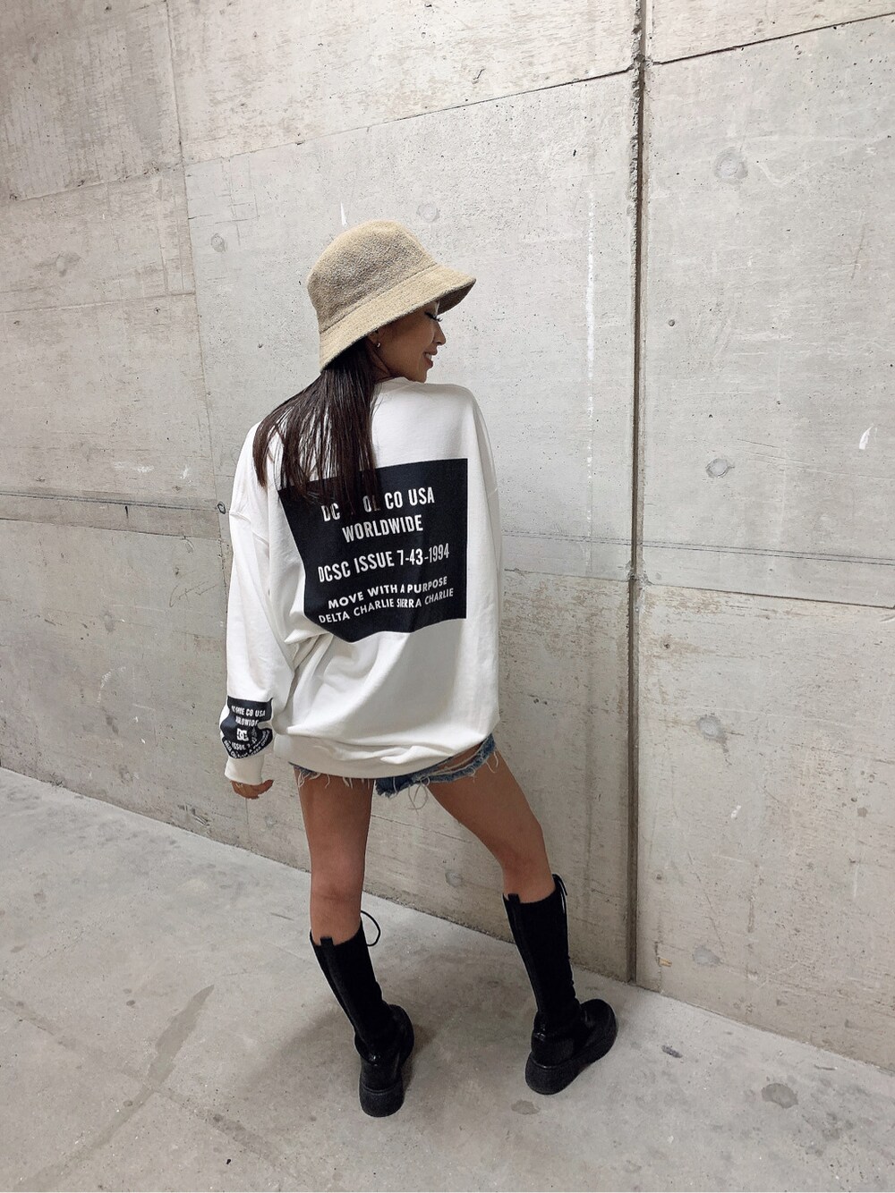 ブラック系のブーツ、ホワイト系のスウェットを着用したレディースの秋コーディネートの2枚目の写真