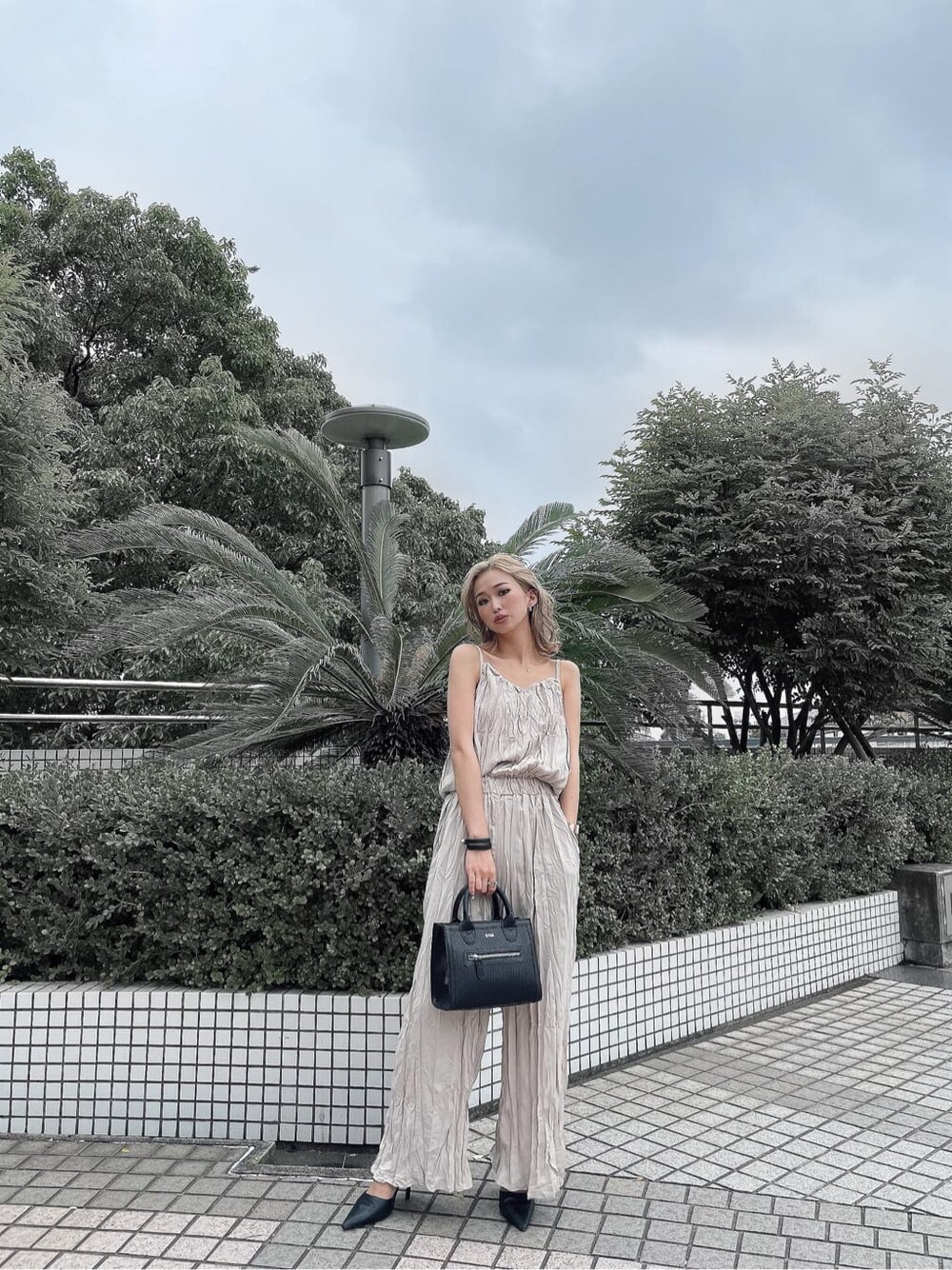 ホワイト系のつなぎ/オールインワンを着用したレディースの夏コーディネートの2枚目の写真